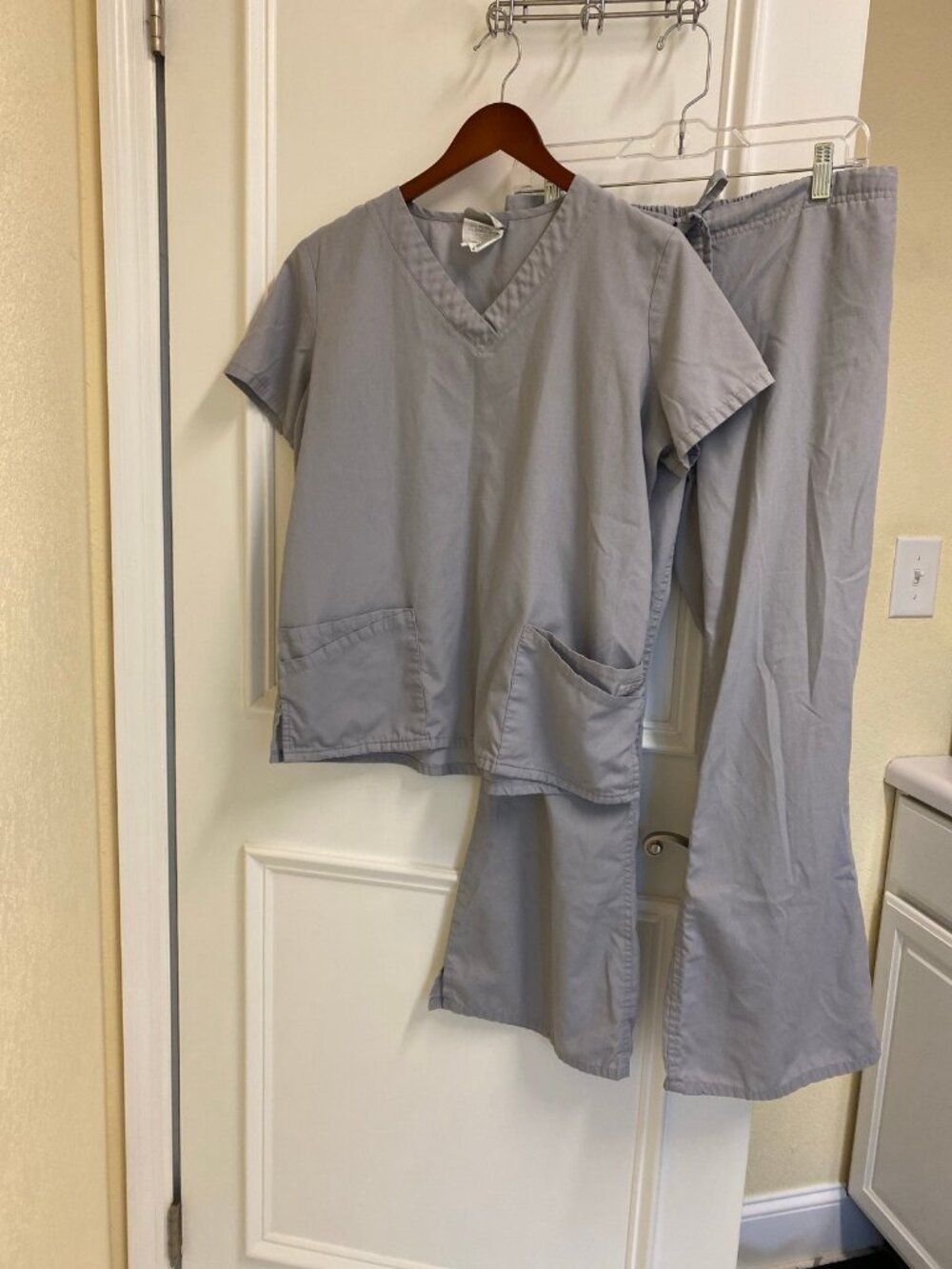 Butter-Soft Platinum Silver 2 Pc Uniform Healthcare Scrub Set Sizes Medium Reg